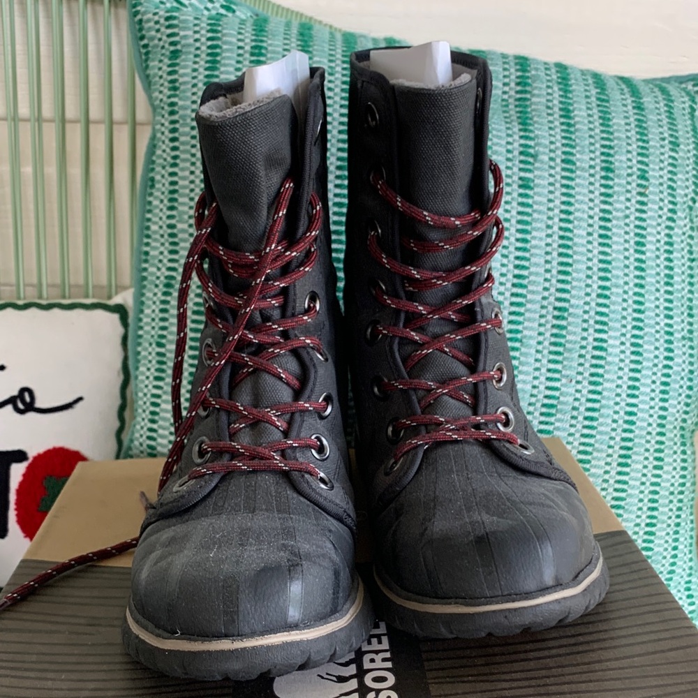 Sorel Cozy 1964 Boots in Black/Stone with Burgundy Laces